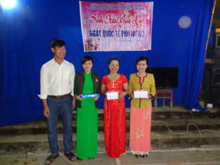 Đồng chí: Phạm Cư Chủ tịch công đoàn trao qua cho các chị em nữ đã có những đóng góp tích cực trong năm học vừa qua.