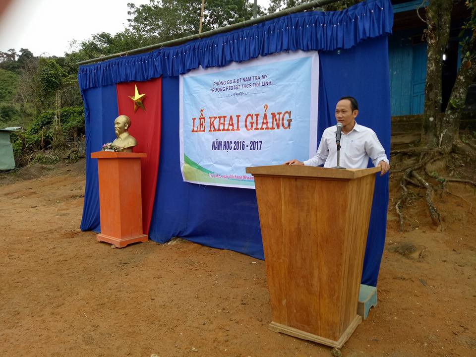 Ông: Ngô Tấn Lạc Huyện ủy viên- chánh văn phòng Huyện ủy phát biểu trong lễ khai giảng