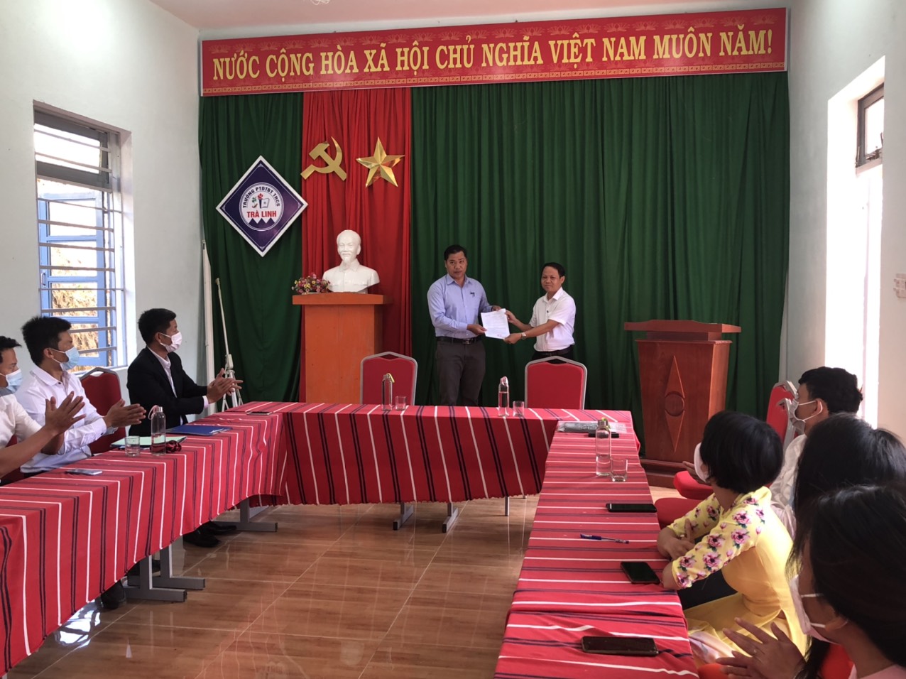 Thầy Nguyễn Văn Nhị Phó phòng giáo dục thừa lệnh UBND Huyện trao quyết định điều động Phó hiệu trưởng
